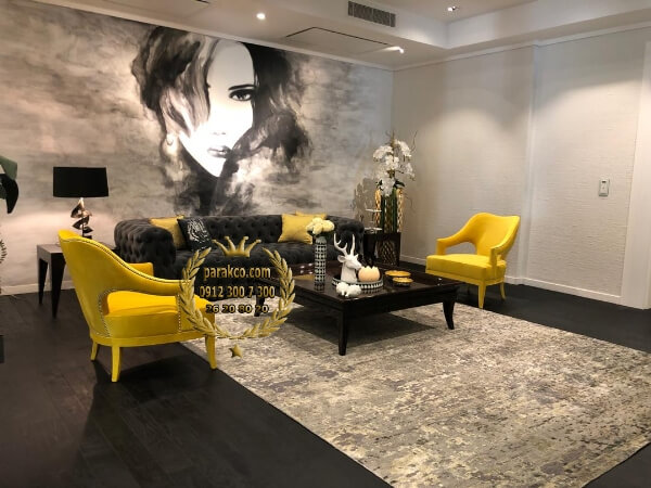 چیدمان مدرن لوکس با مبلمان زرد و نقاشی دیواری هنری نشیمن مدرن با مبلمان زرد و نقاشی دیواری هنری در دکوراسیون لوکس