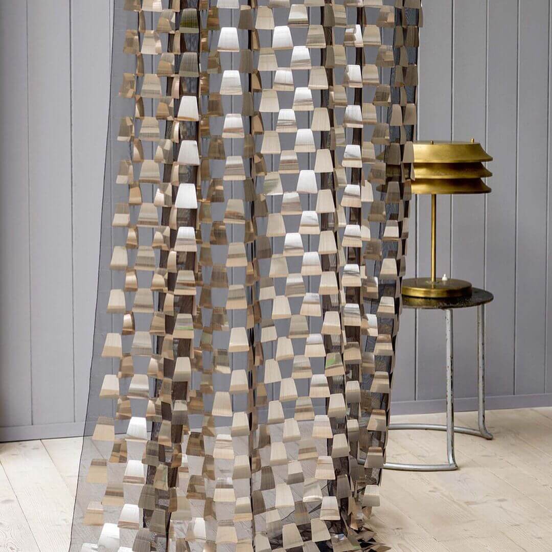 پرده مدرن با بافت سهبعدی و طراحی خاص لوکس برند سویسی و خاص پرده مدرن با بافت سهبعدی و طرح هندسی در دکوراسیون لوکس