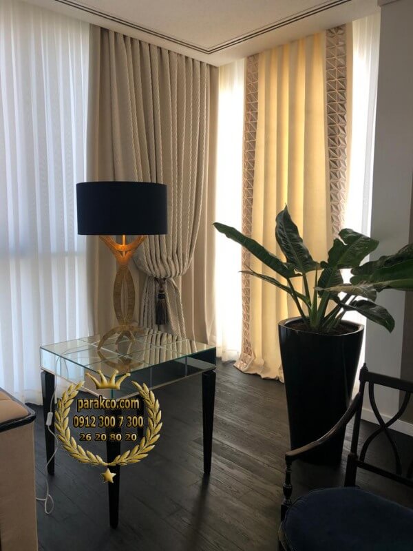 پرده مدرن کرمی با دکور روشن و چیدمان لوکس مینیمال پرده کرمی مدرن با والان بافتدار و آباژور لوکس در دکوراسیون روشن و مینیمال