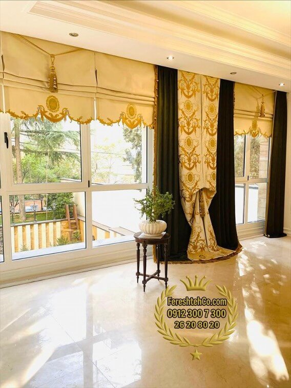 پرده رومی طلایی با دکور سلطنتی و طراحی لوکس پذیرایی پرده رومی طلایی با دکور سلطنتی و پارچههای طرحدار در پذیرایی لوکس و نورگیر